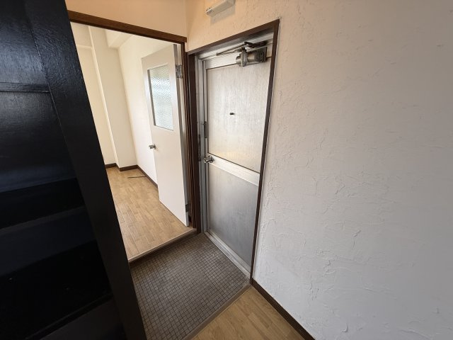 三隆（1）コーポラスの玄関