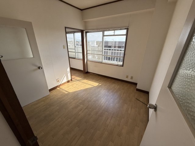 三隆（1）コーポラスの洋室