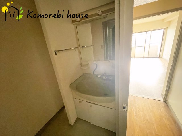 いずみハイツ指扇の独立洗面台|11/1　撮影