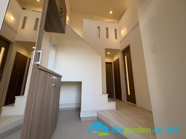 藤沢市用田　新築戸建　全2棟1号棟の玄関|広い玄関ホールの様子