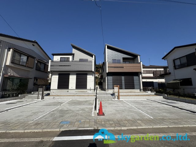 藤沢市用田　新築戸建　全2棟1号棟の前面道路含む現地写真|向って左が１号棟　右は２号棟
日照・開放感良好です