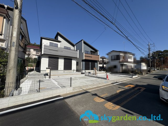 藤沢市用田　新築戸建　全2棟1号棟の前面道路含む現地写真|前面道路ゆったりしております