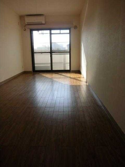 センチュリー小平の居間・リビング