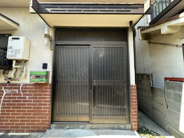 明石市港町戸建の玄関