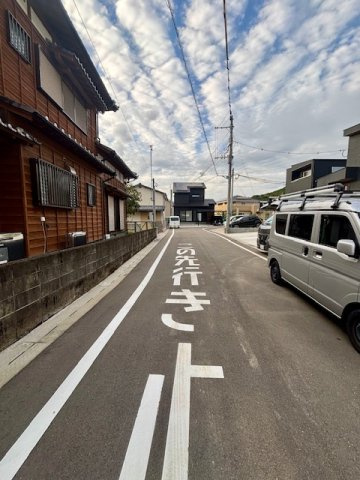 久留米市高良内町第11　2号棟の前面道路含む現地写真
