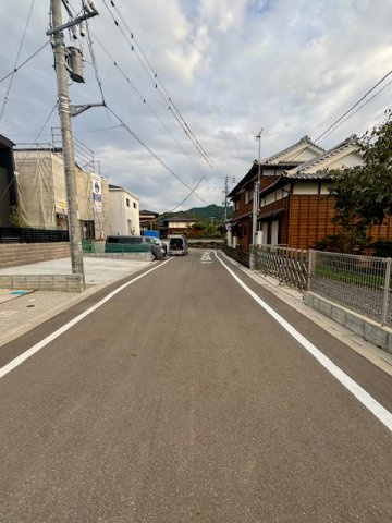 久留米市高良内町第11　2号棟の前面道路含む現地写真