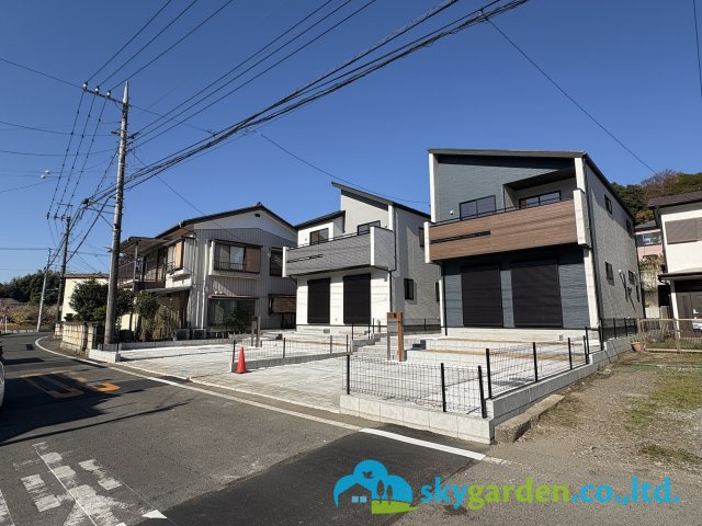 藤沢市用田　新築戸建　全2棟2号棟の前面道路含む現地写真|南道路に面する。日照良好。