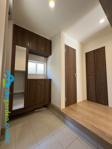 藤沢市用田　新築戸建　全2棟2号棟の玄関|収納もある玄関です