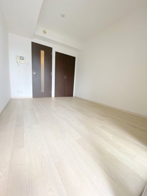 【居間・リビング】 | ドゥーエ川口 | こちらの居間で趣味の時間をお楽しみください