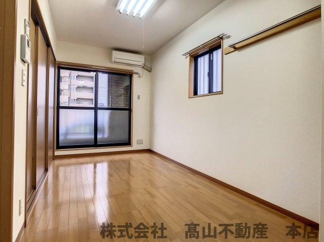 ロイヤルヒルズアネックスの居間・リビング