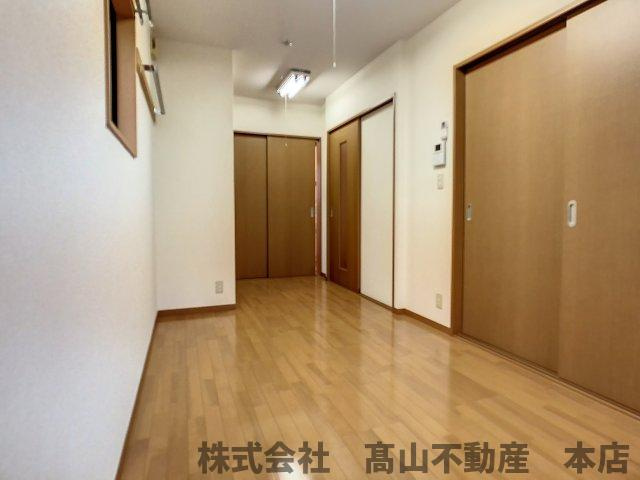 ロイヤルヒルズアネックスの居間・リビング