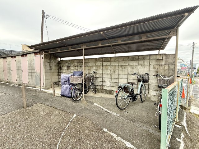 ユーハイツ天白の駐車場