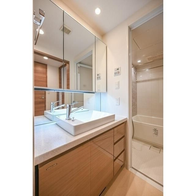 スタイリオ渋谷南平台の独立洗面台|■多面鏡独立洗面台■キャビネット収納付き