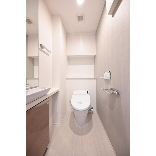 スタイリオ渋谷南平台のトイレ|■タンクレス温水洗浄便座■ウォールキャビネット収納付き♪