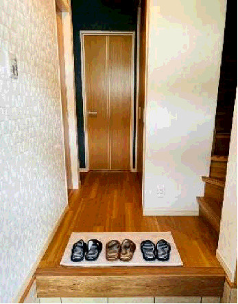 尼崎市西難波町　中古戸建の玄関