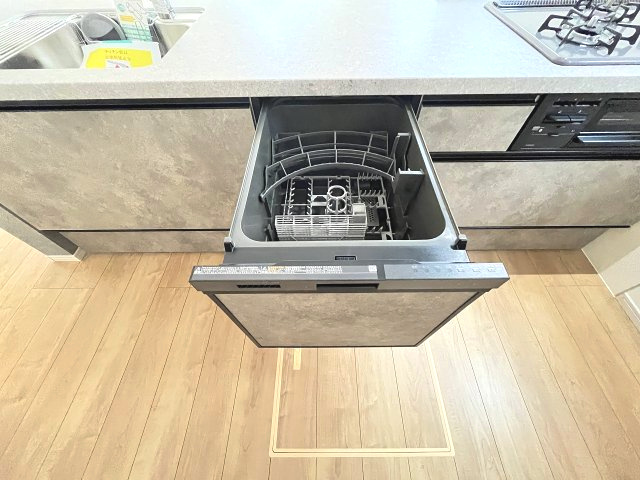 【キッチン】 | 福岡市南区中尾2丁目3期　1号棟（全1棟）【仲介手数料無料・0円】 | 現地写真。食洗器が付いてます。