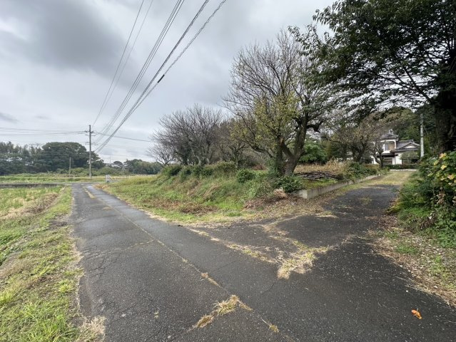 結城市大谷瀬中古物件の前面道路含む現地写真