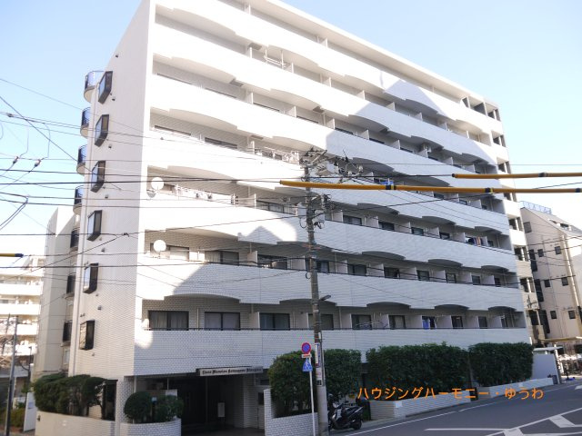 【外観】 | ライオンズマンション駒込六義園 | 陽光浴びる外観がシンプルな外観をより際立たせ、人々の記憶に存在感を植え付けます。