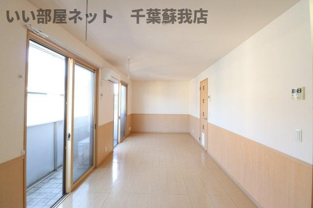 コモドカーサの居間・リビング|こちらのリビングで趣味の時間をお楽しみください