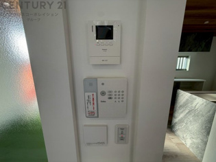 訪問者が来たときにテレビ画面で確認できるため、安心してドアを開けられます。録画機能があるものもあり、留守中に来訪者を記録しておくことができます。利便性が高く、セキュリティ面でも安心です。