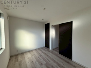 子供部屋…創造性や成長を促す遊びの空間を提供。学習や趣味に集中できる環境を整えます。個別のプライベートスペースは自己表現と自立心を育み、心地よい睡眠環境を整えリラックスできる場所を提供。