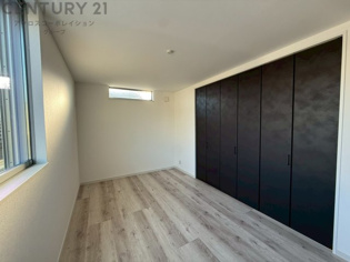 寝室…リラックスできるプライベート空間で、快適な睡眠をサポート。個人の好みに合わせたインテリアや寝具で心地良さを追求。プライベートな時間を過ごし、リフレッシュする場所におすすめです。