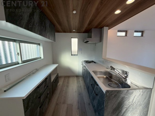 シンプルなデザインと使いやすさを兼ね備えた対面式システムキッチンは、効率的な作業スペースを提供し、家族やゲストとのコミュニケーションを促進します。