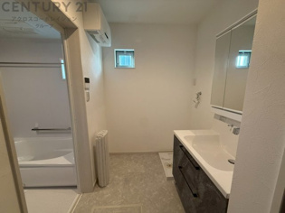 衣服の収納や脱ぎ着や整理整頓がしやすく、湿った衣類を乾燥させるスペースがありカビや臭いの発生を防ぎます。床の汚れを他の部屋に持ち込まず清潔を保つことができます。また快適な入浴環境の整備にも役立ちます。