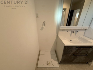 洗濯物の仕分け作業がしやすく、整理整頓が容易になります。洗濯音や湿気を他の部屋に持ち込まず、生活環境を快適に保ちます。上部を活用すれば収納スペースを確保でき洗剤や洗濯用品の整理もしやすくなります。