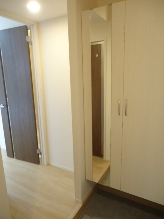 ロイヤル岡崎柱の玄関