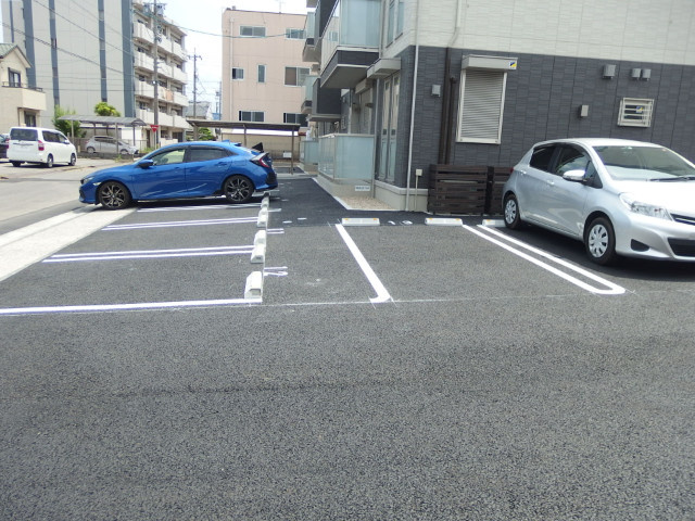 ロイヤル岡崎柱の駐車場