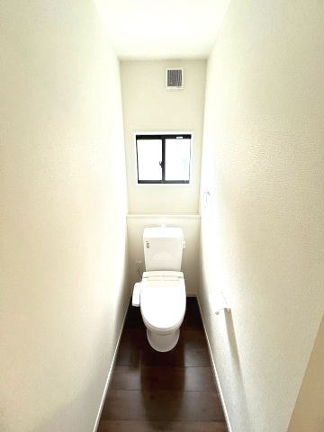 【内装】 | 福岡市南区若久2丁目2期　2号棟（全2棟）【仲介手数料無料・0円】 | 施工例。1階のトイレです。施工例は完成時と異なる場合があります。