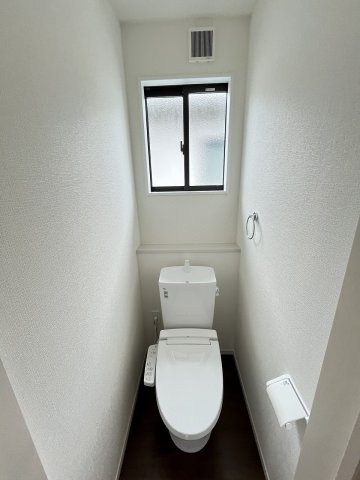 【内装】 | 福岡市南区若久2丁目2期　2号棟（全2棟）【仲介手数料無料・0円】 | 施工例。2階にもトイレです。施工例は完成時と異なる場合があります。