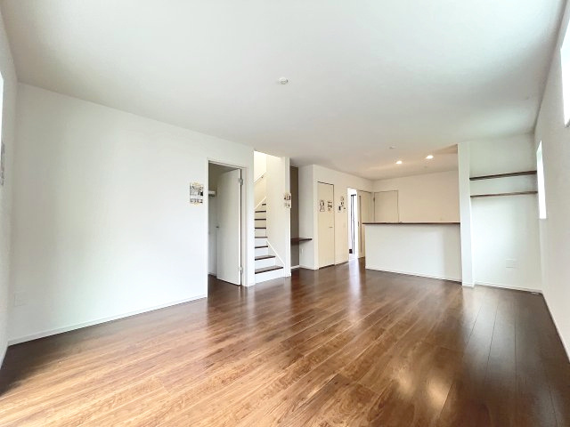 【内装】 | 福岡市南区若久2丁目2期　2号棟（全2棟）【仲介手数料無料・0円】 | 施工例。リビングです。施工例は完成時と異なる場合があります。