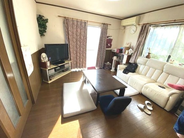 山武郡九十九里町下貝塚　中古戸建の居間・リビング|敷地約100坪 自然豊かな環境で家庭菜園やドックランバーベキューが可能です