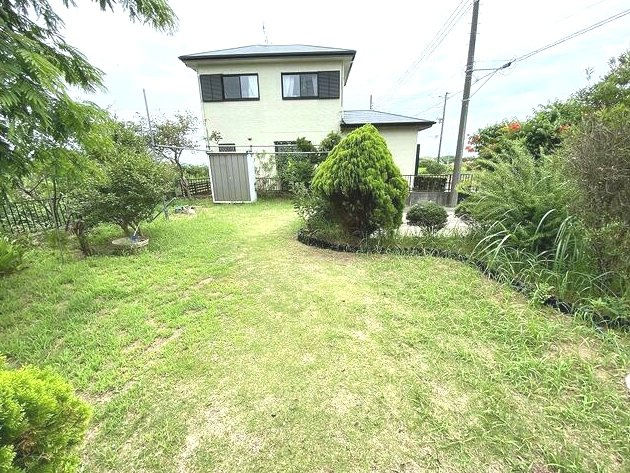 山武郡九十九里町下貝塚　中古戸建の庭|敷地約100坪 自然豊かな環境で家庭菜園やドックランバーベキューが可能です