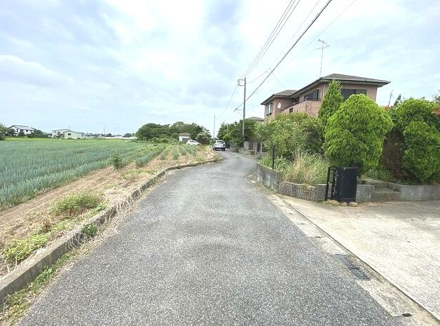 山武郡九十九里町下貝塚　中古戸建の前面道路含む現地写真|敷地約100坪 自然豊かな環境で家庭菜園やドックランバーベキューが可能です