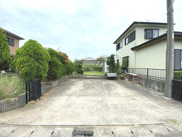 山武郡九十九里町下貝塚　中古戸建の駐車場|敷地約100坪 自然豊かな環境で家庭菜園やドックランバーベキューが可能です