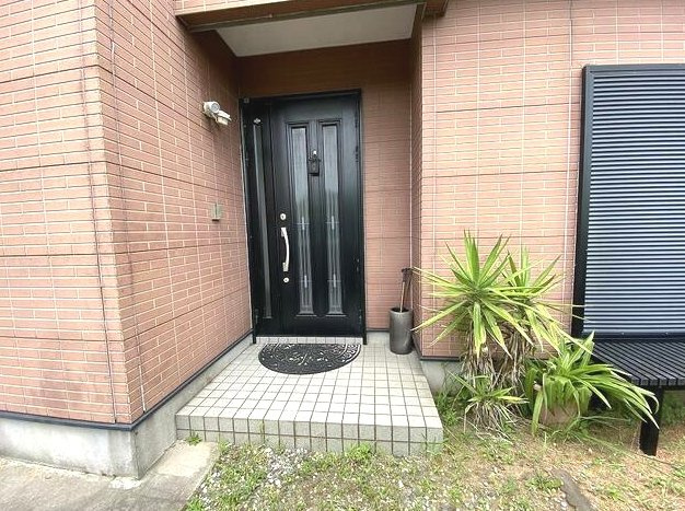 山武郡九十九里町下貝塚　中古戸建の玄関|敷地約100坪 自然豊かな環境で家庭菜園やドックランバーベキューが可能です
