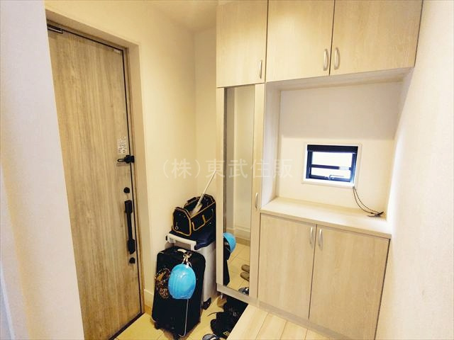 【玄関】 | 坂戸市片柳 | お出かけ前のチェックに便利なミラー付きです