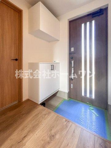 昭島市緑町2丁目　新築戸建の玄関|収納もある玄関です