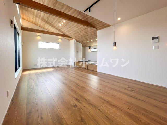 昭島市緑町2丁目　新築戸建の居間・リビング|ゆったりとしたリビングです