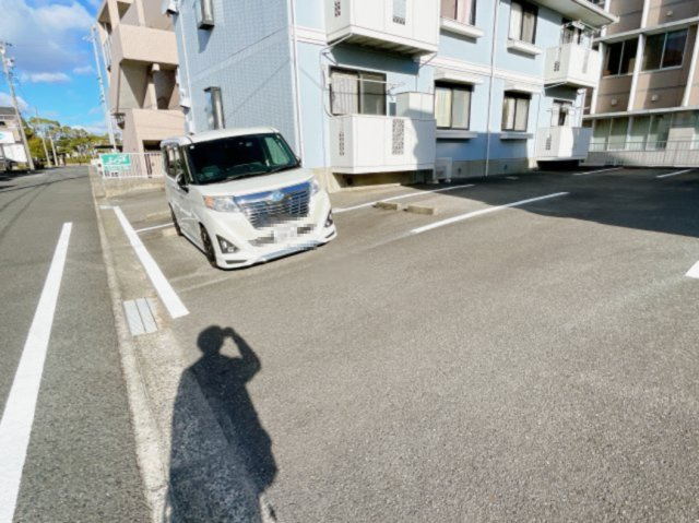 シャネルスィートAの駐車場