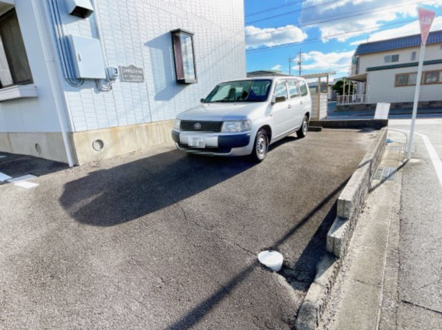 シャネルスィートAの駐車場