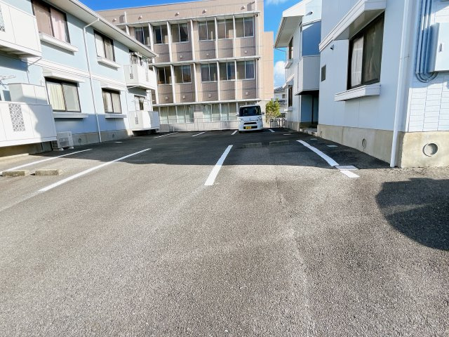 シャネルスィートAの駐車場