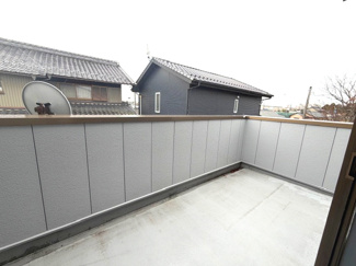 【バルコニー】 | 大垣市新長松！再生住宅！敷地広々77坪！お車2台可能！荒崎小学校まで徒歩10分！ | 大垣市新長松！再生住宅！敷地広々77坪！お車2台可能！荒崎小学校まで徒歩10分！