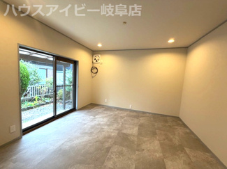 【居間・リビング】 | 大垣市新長松！再生住宅！敷地広々77坪！お車2台可能！荒崎小学校まで徒歩10分！ | 大垣市新長松！再生住宅！敷地広々77坪！お車2台可能！荒崎小学校まで徒歩10分！