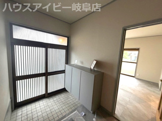 【玄関】 | 大垣市新長松！再生住宅！敷地広々77坪！お車2台可能！荒崎小学校まで徒歩10分！ | 大垣市新長松！再生住宅！敷地広々77坪！お車2台可能！荒崎小学校まで徒歩10分！