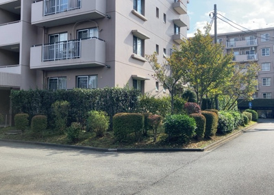 【庭】 | パークサイド南大沢 | 物件によっては、入居者が個人的に使用できる専用庭がついているものもあります。また、住宅の中にある土間の部分を庭と呼ぶこともあります。庭の用途は住む人によって変わり、それによってデザインもさまざまです。