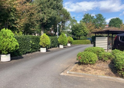 【中庭】 | パークサイド南大沢 | 中庭（パティオ）とは、一つの建築物の内部に設けられた、壁などで囲われている庭のことを指します。コの字型、ロの字型が主流ですが、L字型の中庭もあります。最近では、インテリア性の高さからも人気があります。